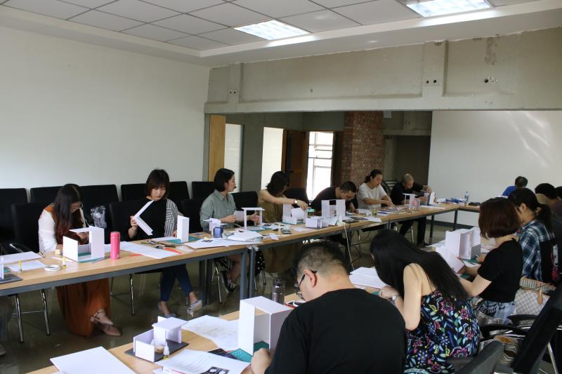 教师们进行空间透明性模型训练